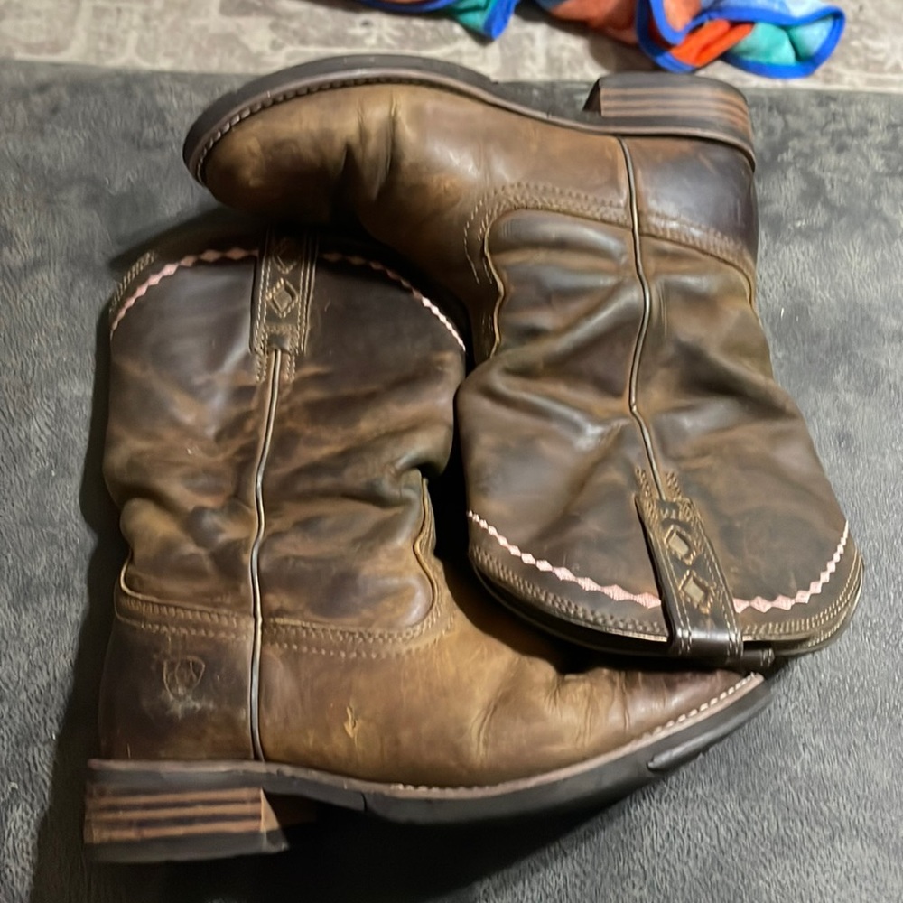 8b Ariat boots